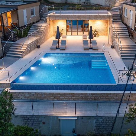 Hotel Boora Glamp Experience & Heated Infinity Pool à Senj  Extérieur photo