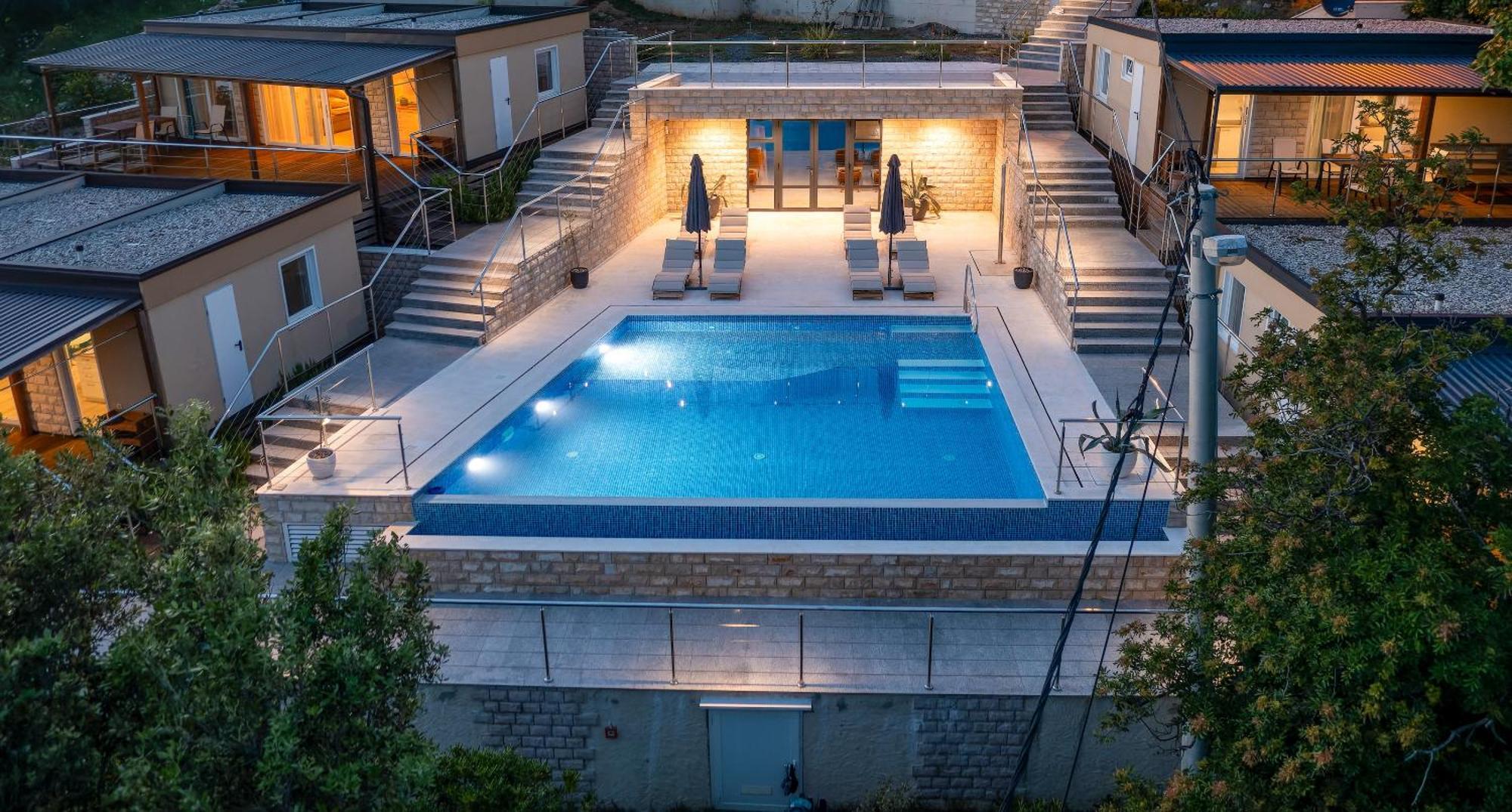Hotel Boora Glamp Experience & Heated Infinity Pool à Senj  Extérieur photo