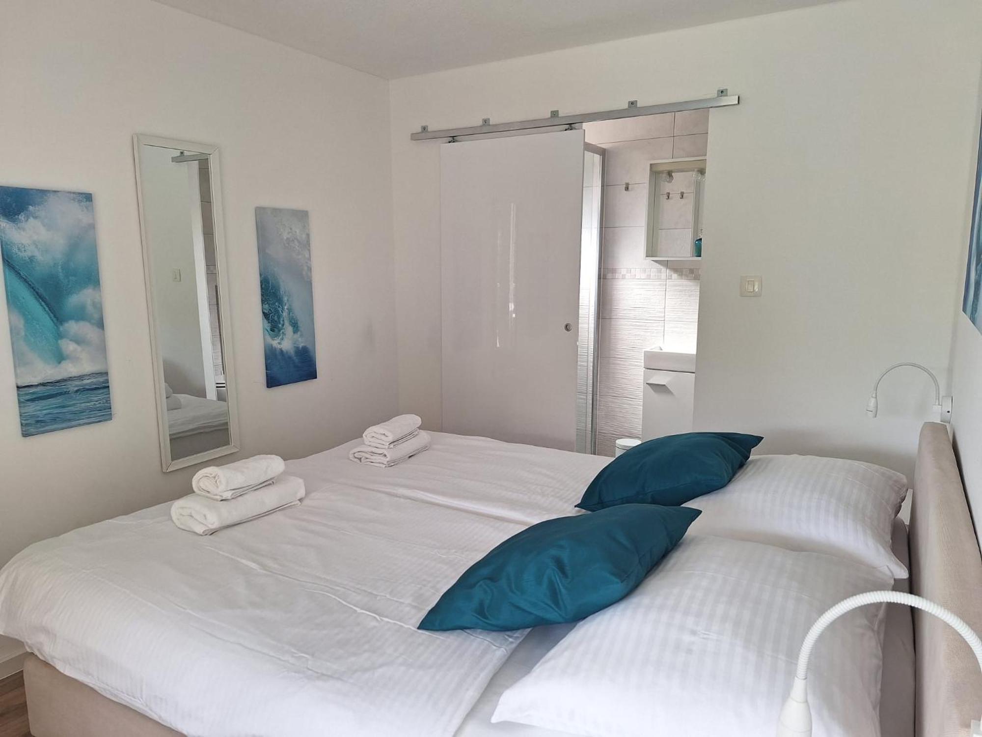 Hotel Boora Glamp Experience & Heated Infinity Pool à Senj  Extérieur photo