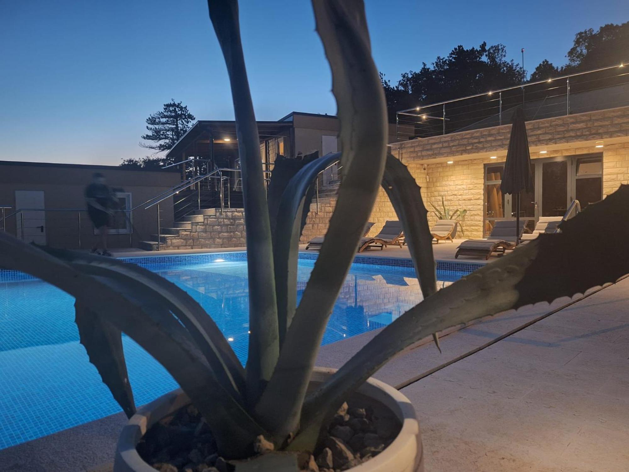 Hotel Boora Glamp Experience & Heated Infinity Pool à Senj  Extérieur photo