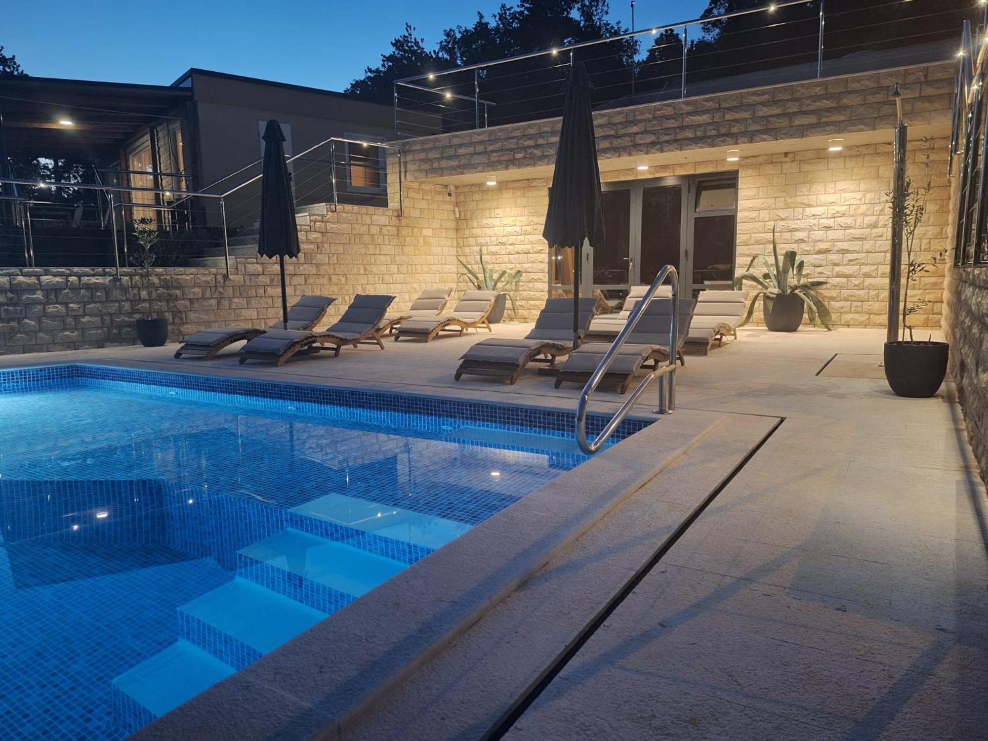 Hotel Boora Glamp Experience & Heated Infinity Pool à Senj  Extérieur photo