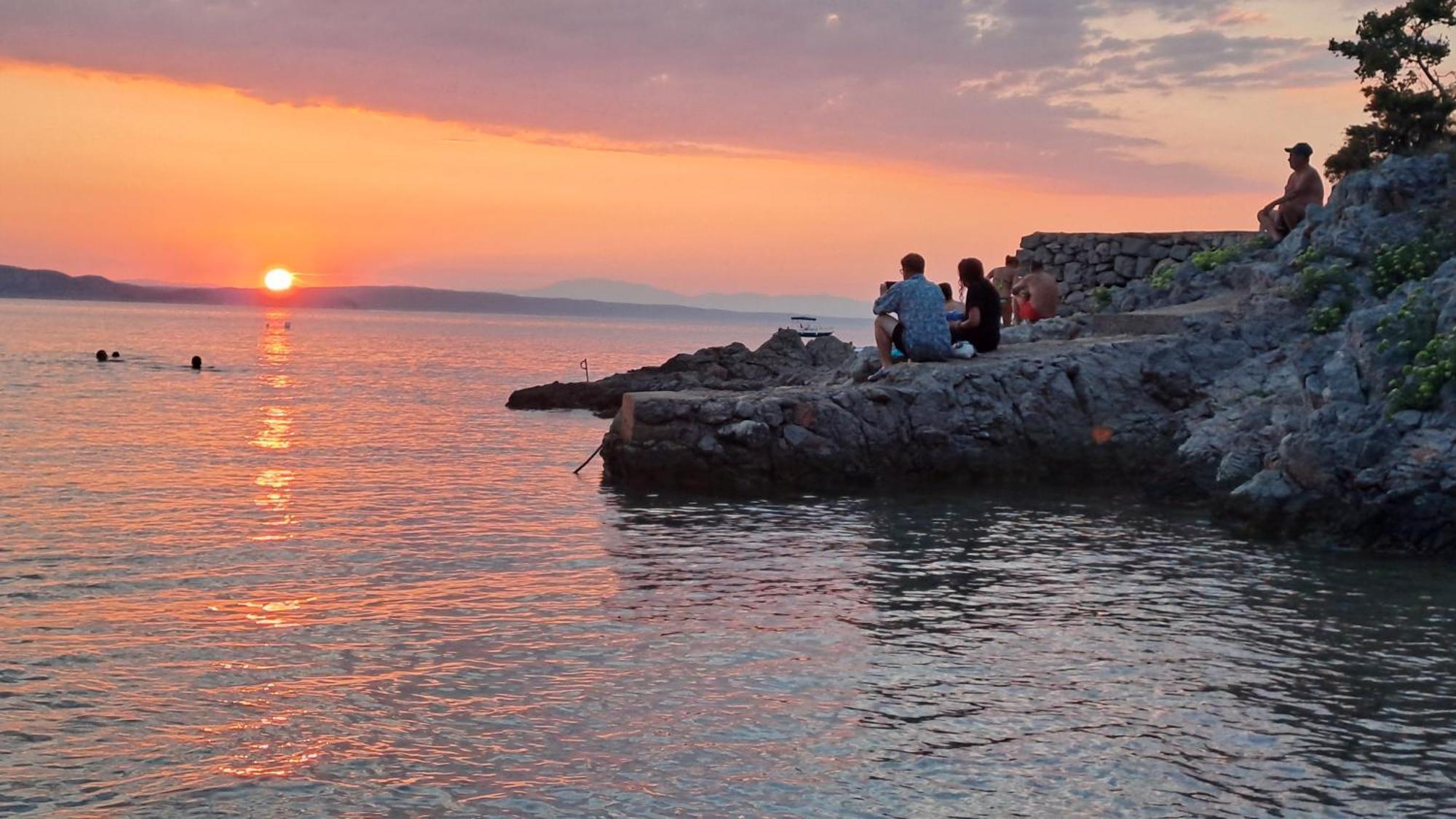 Hotel Boora Glamp Experience & Heated Infinity Pool à Senj  Extérieur photo