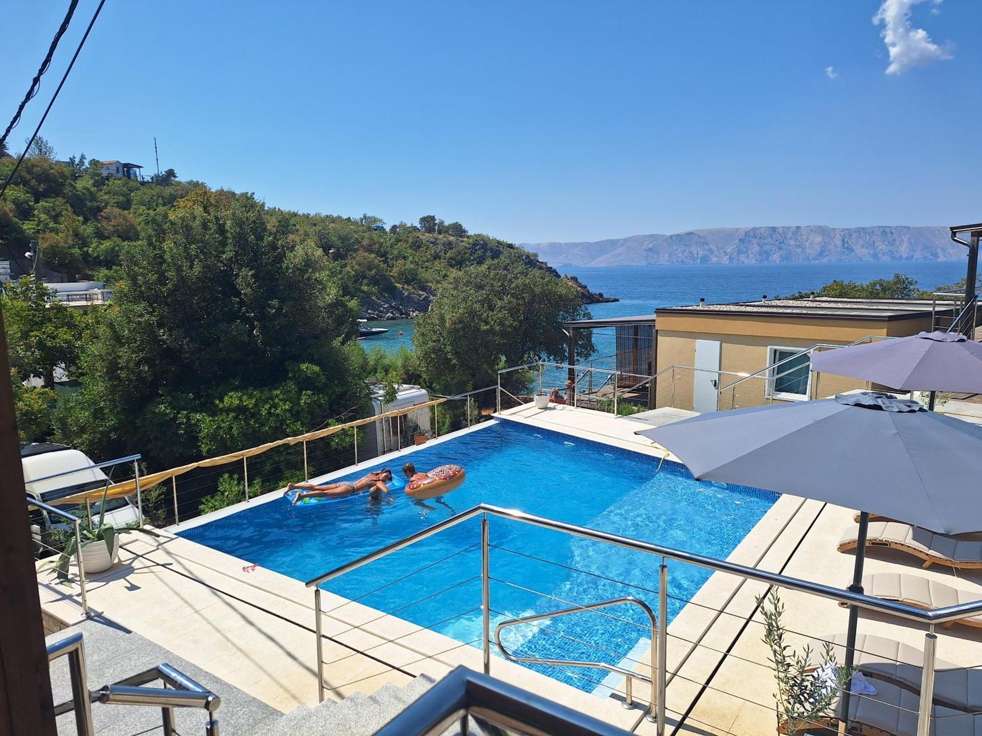 Hotel Boora Glamp Experience & Heated Infinity Pool à Senj  Extérieur photo